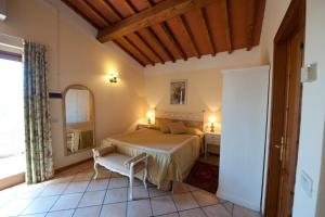A bed or beds in a room at Agriturismo Vecchio Borgo Di Inalbi