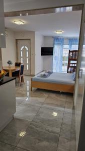 1 Schlafzimmer mit einem großen Bett und einem Esszimmer in der Unterkunft Apartmani Barnjak in Trogir