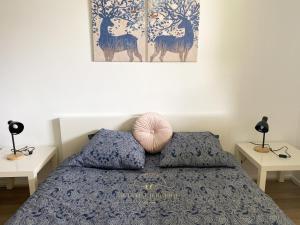Le Cocon Melunais في مولان: غرفة نوم مع سرير مع مواقف ليلتين