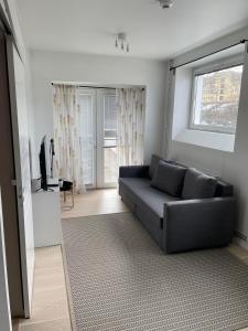 ein Wohnzimmer mit einem Sofa und einem Fenster in der Unterkunft Apartment in Sollentuna Centrum 1205 in Sollentuna