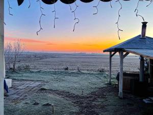 Gallery image of Liefdevolle pipowagen met hot tub en beamer in Luttelgeest +40 photos