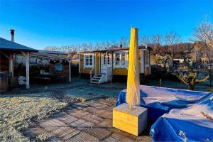 Gallery image of Liefdevolle pipowagen met hot tub en beamer in Luttelgeest