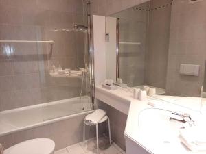 Un baño con lavabo, inodoro y ducha. en Alpin-Apartment-11, en Bad Wiessee