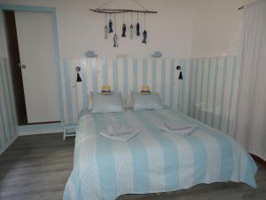 A bed or beds in a room at Casa Alestelou