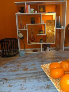 a bunch of oranges on a table in a room at EDEN GOLFE Plages à pieds Parking Privé in Vallauris