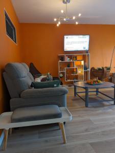 salon z kanapą i stołem w obiekcie EDEN GOLFE Plages à pieds Parking Privé w mieście Vallauris