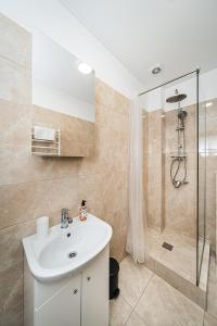 a bathroom with a sink and a shower at Zalgirio Arena Apartment No1 by URBAN RENT in Kaunas