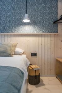 - une chambre avec un lit et un mur aux motifs bleus dans l'établissement B2 Apartments, à Klaipėda