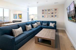 uma sala de estar com um sofá azul e uma mesa de centro em South Lake Union 2br w gym roof nr restaurants SEA-554 em Seattle