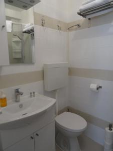 een witte badkamer met een toilet en een wastafel bij Apartments Only in Dubrovnik