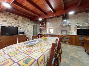 Batallanes的住宿－Casa Rural O Petisco，一个带桌椅的厨房和一间带