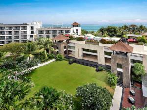 - une vue aérienne sur un bâtiment avec une grande cour dans l'établissement Pullman Bali Legian Beach, à Legian