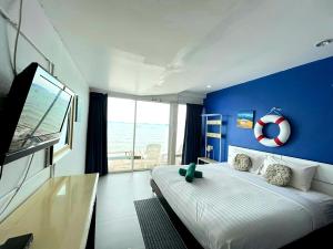 ラン島にあるBaan I Talay On Sea Koh Larnのベッドルーム1室(壁にビーチボールが付いたベッド1台付)