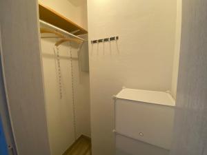 齊諾維茨的住宿－Ostseeoase Zinnowitz，白色的浴室设有卫生间和衣柜。