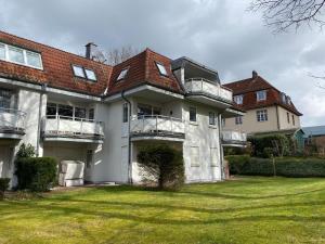 齊諾維茨的住宿－Ostseeoase Zinnowitz，一座带草地庭院的大型白色房屋