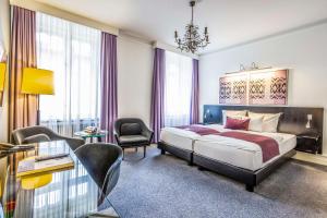 ein Hotelzimmer mit einem Bett und einem Stuhl in der Unterkunft Scandic Palace Hotel in Kopenhagen