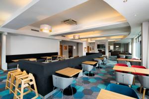 een vergaderzaal met tafels en stoelen en een whiteboard bij Holiday Inn Express Hamilton, an IHG Hotel in Hamilton