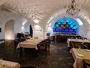 un comedor con mesas y sillas y una ventana en Viimsi manor guesthouse Birgitta, en Tallin