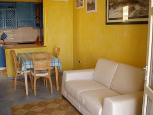 sala de estar con sofá y mesa en Residence Ammiraglia Baia Verde, en Gallipoli