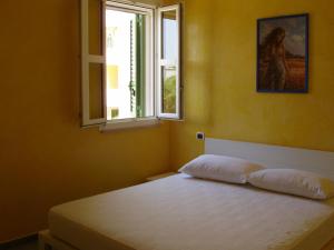 A bed or beds in a room at Residence Ammiraglia Baia Verde