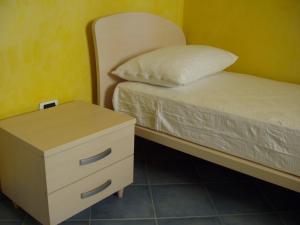 ガリポリにあるResidence Ammiraglia Baia Verdeのベッド(枕付)の横にナイトスタンドが備わります。