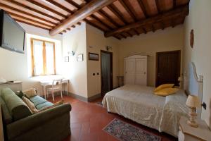 A bed or beds in a room at Agriturismo Vecchio Borgo Di Inalbi