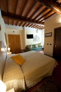 A bed or beds in a room at Agriturismo Vecchio Borgo Di Inalbi