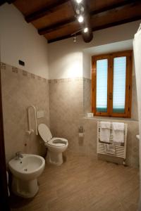 A bathroom at Agriturismo Vecchio Borgo Di Inalbi