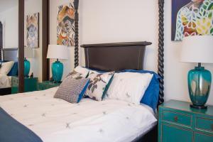 een slaapkamer met een groot bed en blauwe meubels bij The Portobello Apartment in Londen