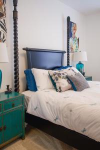 een slaapkamer met een bed met een groene nachtkastje bij The Portobello Apartment in Londen