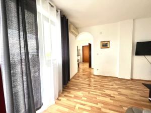 Televízia a/alebo spoločenská miestnosť v ubytovaní Villa Veronika