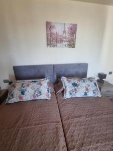 ein Bett mit zwei Kissen darüber in der Unterkunft Valentina's Luxe Apartment in Mastichari