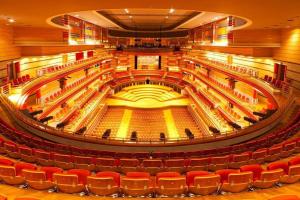 ein Auditorium eines Opernhauses mit roten Stühlen in der Unterkunft Birmingham Garnet 3-bedroom Apartment City Centre in Birmingham