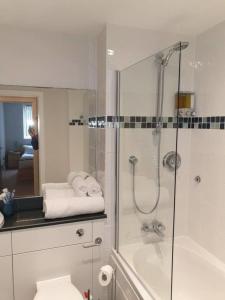 a bathroom with a shower and a toilet and a sink at Birmingham Ruby 2-bedroom Apartment City Centre in Birmingham