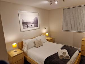 a bedroom with a bed with two towels on it at Birmingham Ruby 2-bedroom Apartment City Centre in Birmingham