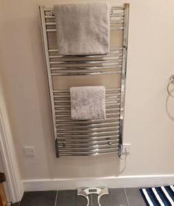 espejo en la pared en el baño con toallas en Birmingham Ruby 2-bedroom Apartment City Centre, en Birmingham