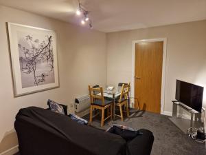 a living room with a couch and a table at Birmingham Ruby 2-bedroom Apartment City Centre in Birmingham