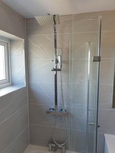 um chuveiro com uma porta de vidro na casa de banho em Washington's Diamond 3 Bedroom House Sleeps 6Guest em Washington
