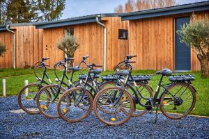 un grupo de bicicletas estacionadas frente a un edificio en SO CHIC - Le Domaine Wambrechies, en Wambrechies