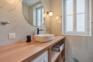 Kúpeľňa v ubytovaní Residence Center of Paris by Studio prestige