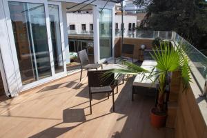 einen Balkon mit einem Tisch und Stühlen auf einem Gebäude in der Unterkunft Puerta Palma con vistas únicas y aparcamiento in Badajoz