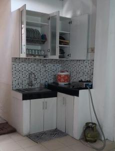 Køkken eller tekøkken på Omah Ndanu Homestay