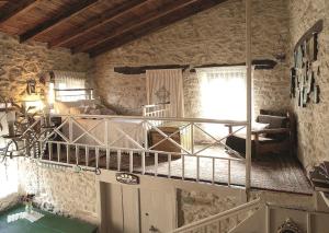 1 dormitorio con 1 cama grande en un edificio de piedra en "Thimises" traditional-stone village house en Kharasón