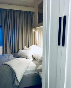 Cette chambre comprend un lit avec des oreillers. dans l'établissement Galashiels Town Centre Cottage Sleeps 2, à Galashiels