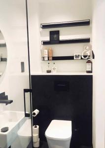 une salle de bain avec des toilettes blanches et un lavabo dans l'établissement Galashiels Town Centre Cottage Sleeps 2, à Galashiels 20 autres photos