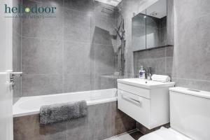 Ванна кімната в HAL Heliodoor Apartments Milton Keynes, Free Parking, Free WiFi & Movies, 7-min drive to City Centre