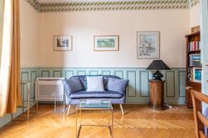 sala de estar con sofá azul y mesa en *LarDéco* Central ville & Parking en Clermont-Ferrand