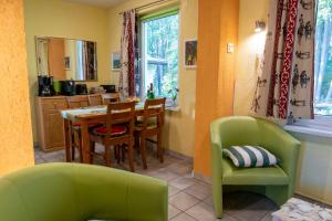 Ruang duduk di Bungalow in Gristow