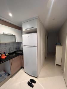 eine Küche mit einem weißen Kühlschrank im Zimmer in der Unterkunft BAHÇELİ MÜTHİŞ KONUMDA FERAH DAİRE in Istanbul
