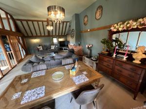 een woonkamer met een bank en een tafel bij Couples retreat Boutique style Barn conversion in Great Yarmouth
